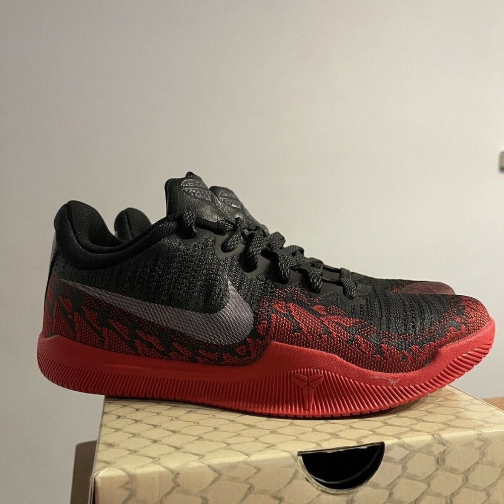 Nike Mamba Rage blackout Size 8 new with Box